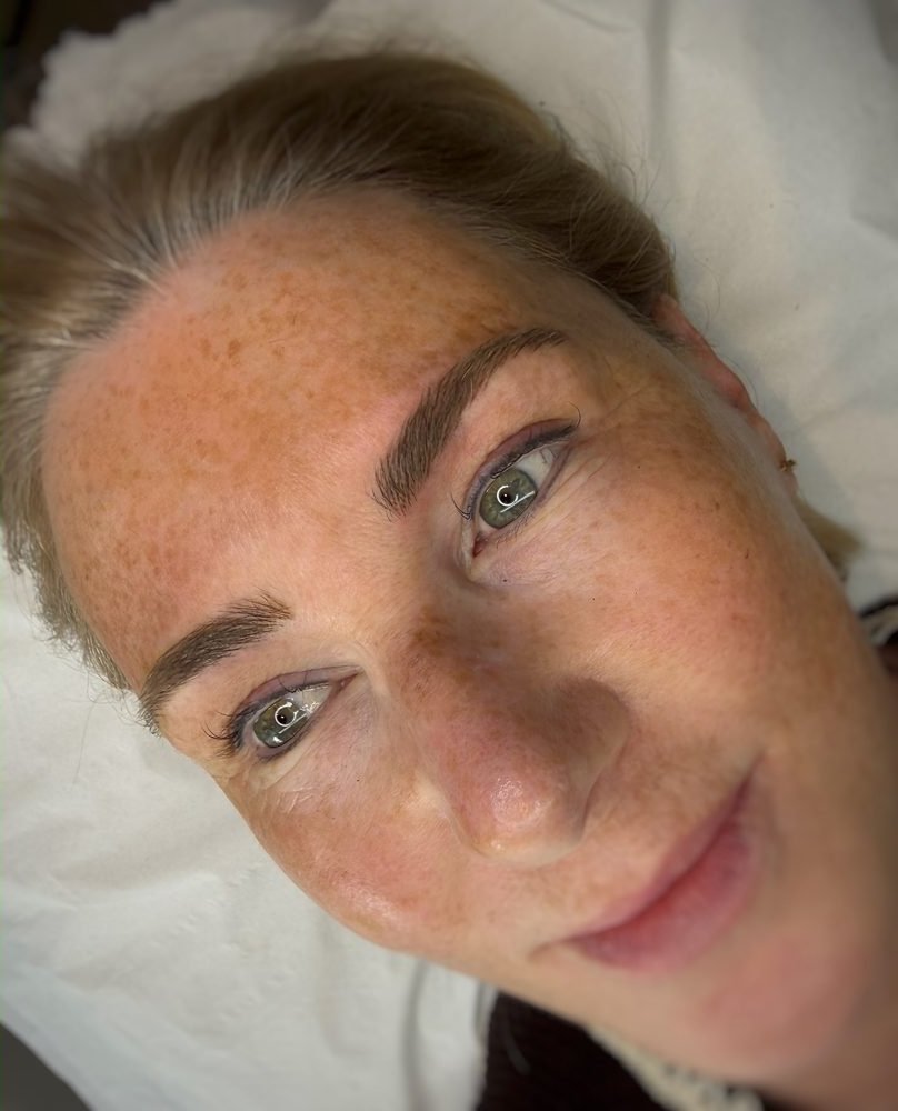 Healed natural eyebrows framing the face
